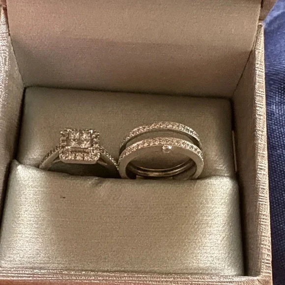 Zales 3/4 CT 10K White Gold Princess Cut Set - Picture 3 of 6